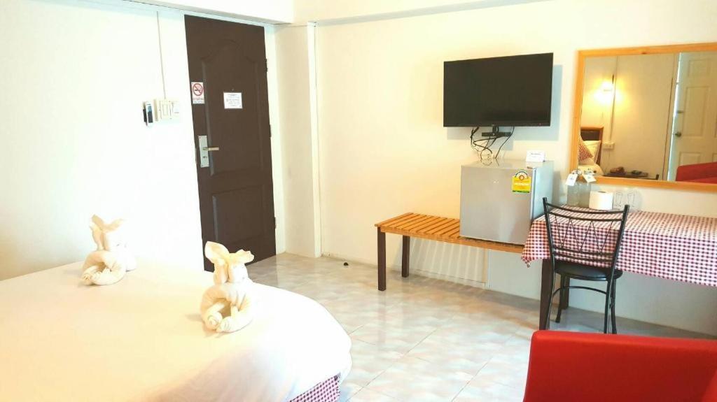 Hotel De Ratt Phuket Patong Екстериор снимка